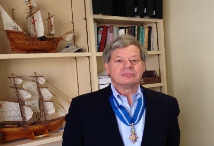 Goold with medal (400x300)