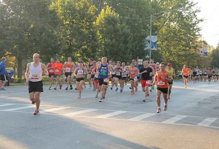 800px-2011_Chicago_Marathon_runners